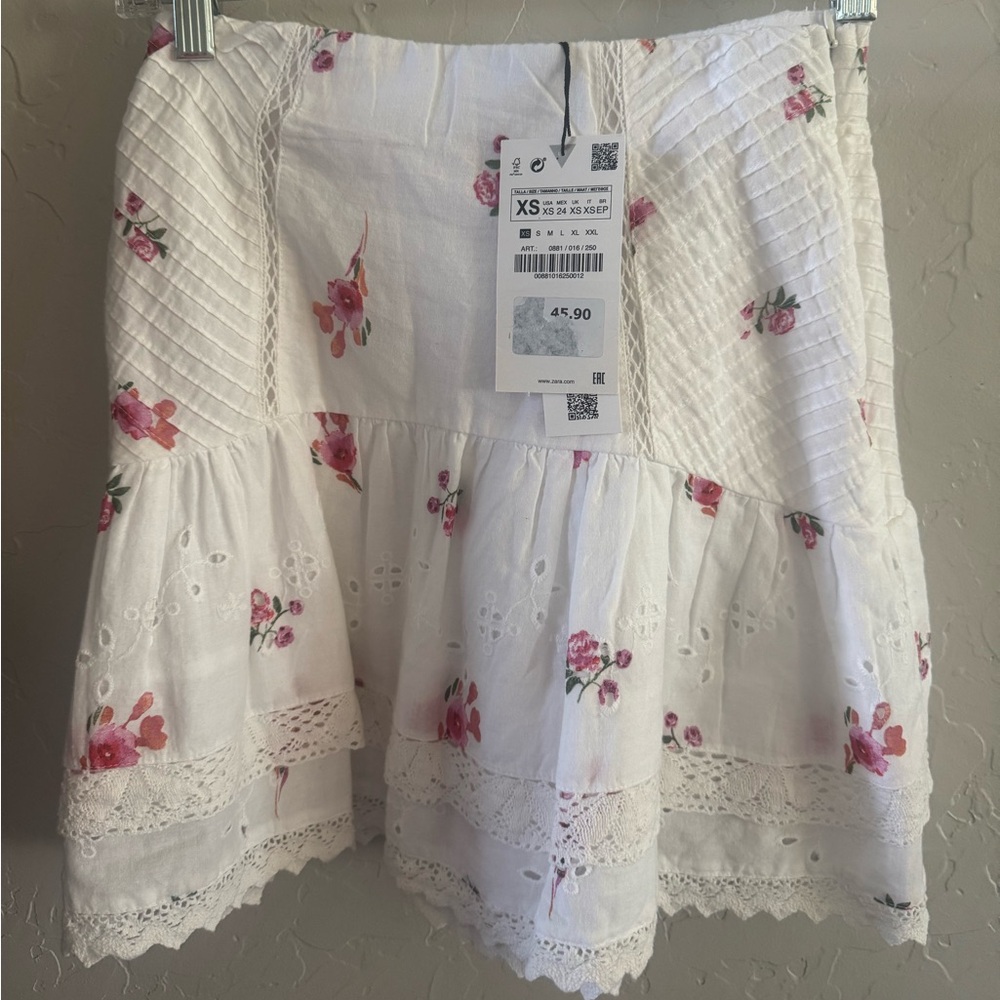 ZARA NEW WITH TAGS Floral White Skirt with Pink Accents size XS